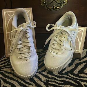 White PUMA sneakers women’s Sz 6.